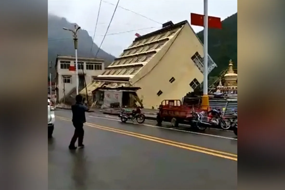 Tibet, clădire cu patru etaje s-a prăbușit într-un râu, în urma eroziunii pământului