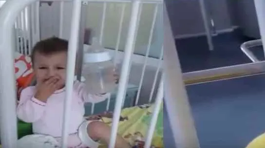 Să nu-ţi laşi niciodată copilul singur la Pediatrie! Imagini-şoc din "salonul ororilor"