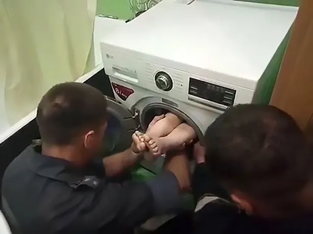 Un băiețel de 7 ani s-a ascuns în mașina de spălat și nu a mai putut să iasă. Ce s-a întâmplat apoi