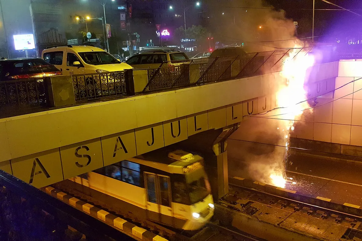INCENDIU în Pasajul Lujerului din București. Pompierii au intervenit de urgență