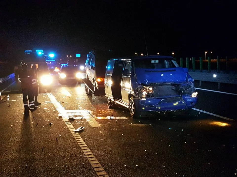 GALERIE FOTO. Microbuz implicat într-un grav accident pe Autostrada Orăştie - Sibiu