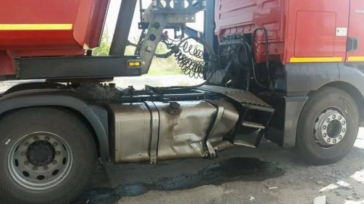 Tamponare în lanț, în Brăila. Rezervorul unui TIR s-a spart, iar combustibilul a curs pe şosea