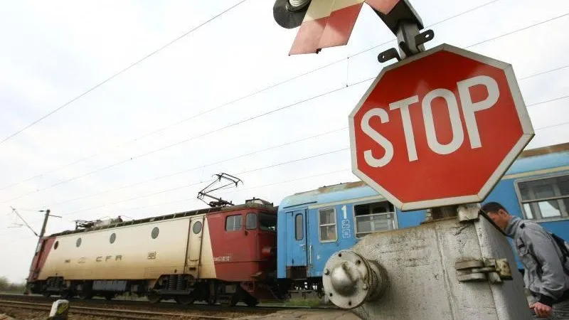 Un bărbat a murit după ce a fost lovit de tren. Nu s-a asigurat și asculta muzică în căști