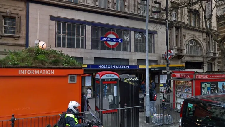 PANICĂ la Londra! O staţie de metrou a fost EVACUATĂ. Allertă de incendiu: peronul s-a umplut de fum
