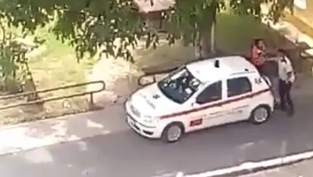 VIDEO. Bătaie în curtea Ambulanţei, între un poliţist şi o asistentă care sunt iubiţi