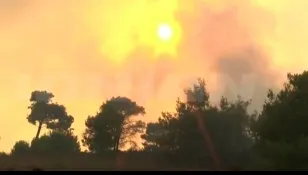 ALERTĂ! Arde o insulă grecească frecventată de foarte mulți români!