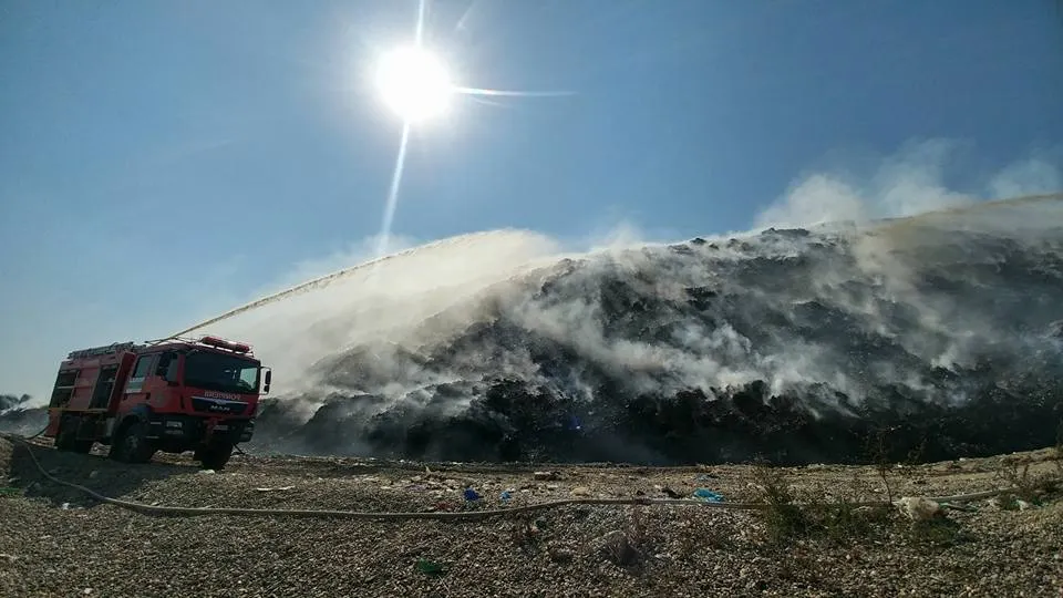 Misiune imposibilă la Bacău! De patru zile pompierii se luptă "cu limbile de flăcări" 