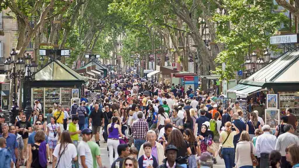 REVOLTĂ. Turiștii din Barcelona, bombardați cu ouă de localnicii covârșiți de aglomerație