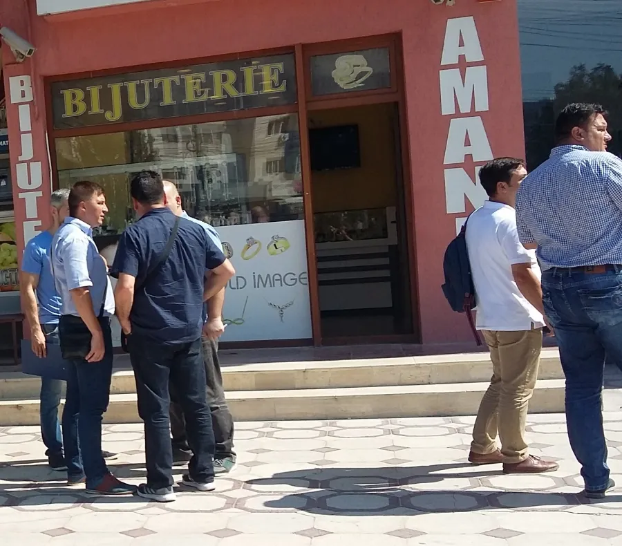 Hoţ păcălit. A intrat cu cagula pe faţă şi pistol, pentru a jefui o bijuterie. Ce a furat, de fapt