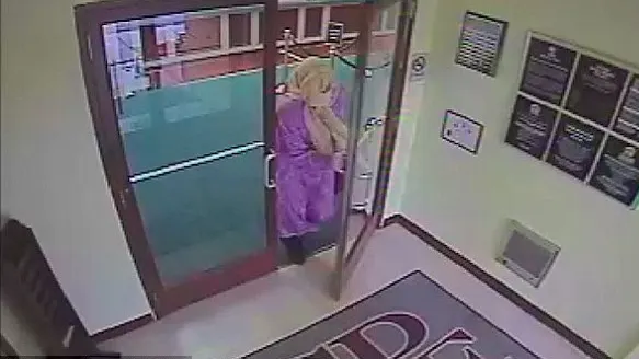 Un bărbat a jefuit o bancă îmbrăcat într-o rochie mov. I-au dat toți banii din seif când au citit...