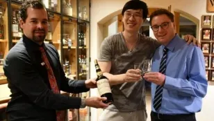 S-a dus la munte și a vrut să se răsfețe. A plătit o sumă INCREDIBILĂ pe un pahar de whisky