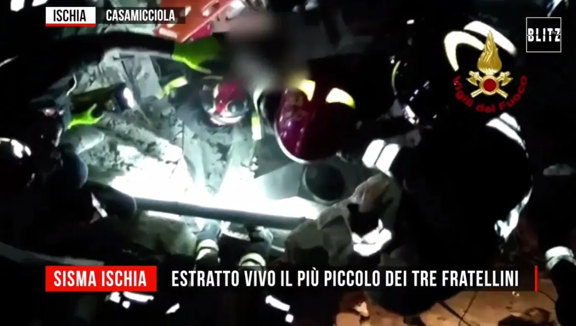 Cutremurul din Italia. Momentul emoţionant în care un bebeluş de 6 luni este scos de sub dărâmături 