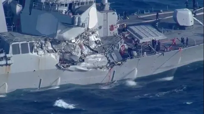 Un distrugator american s-a ciocnit cu un tanc petrolier. Zece marinari au fost dați dispăruți