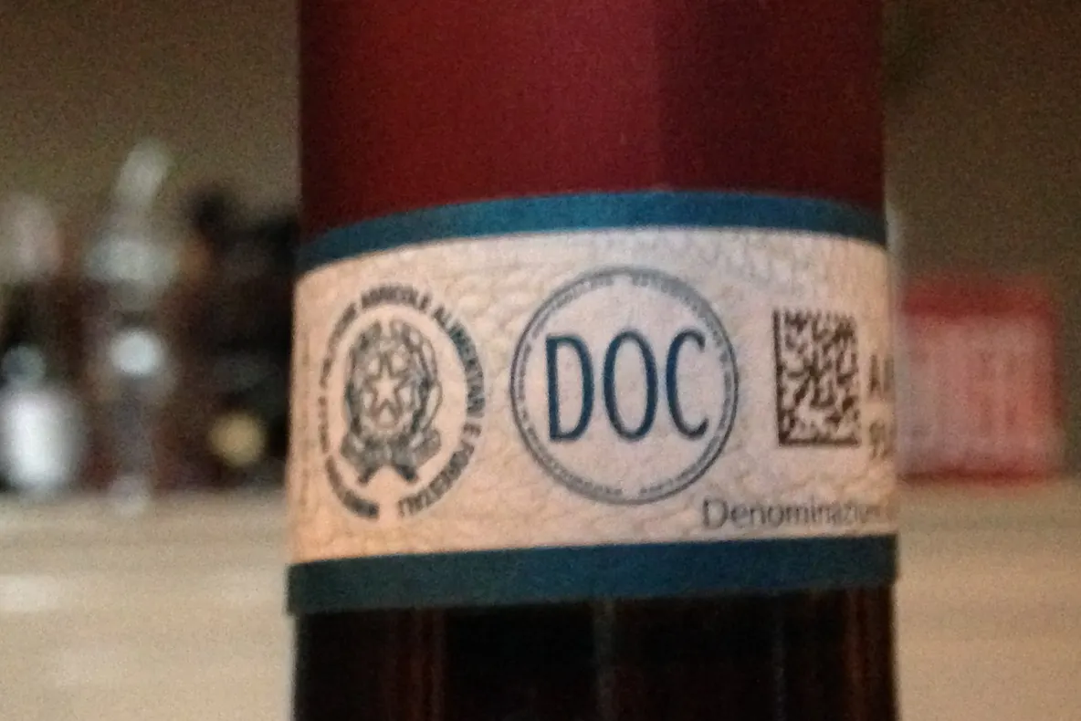 Cum trebuie să alegi vinul, în funcție de eticheta sticlei. Ce înseamnă ”DOC”, ”AOC” sau ”AVA”