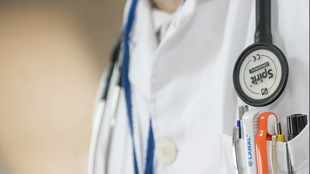 Pericolul din vacanțe. O fetiță, de urgență la spital cu răni serioase