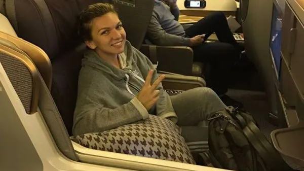 Simona Halep, speriată în avion. A coborât după 30 de minute şi a luat maşina: "Săracul Darren!"