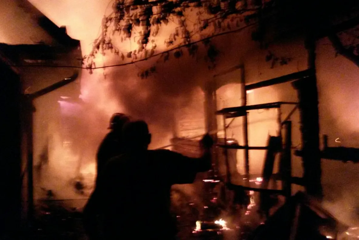 Incendiu puternic în Teleorman. Pompierii s-au luptat cinci ore cu flăcările