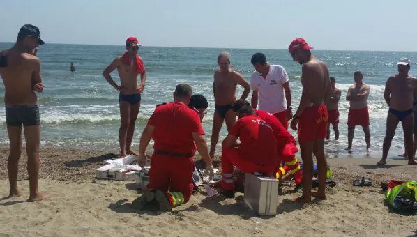 Femeia și copilul salvați din valuri la Mangalia au fugit pe plajă, salvatorul lor s-a înecat
