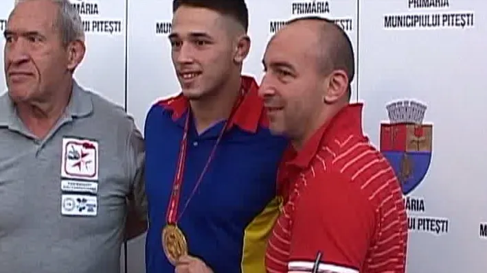 Judo: Campionul mondial Eduard Şerban s-a întors acasă. Tânărul, primit de autorităţi, fani şi rude