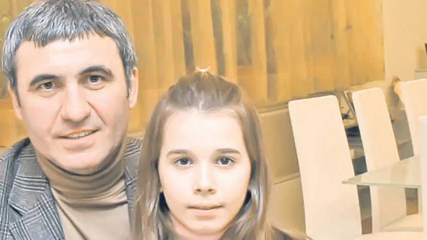Toată lumea îl ştie pe Ianis, fiul lui Hagi, dar Kira, fata Regelui, a dispărut din peisaj.Cum arată
