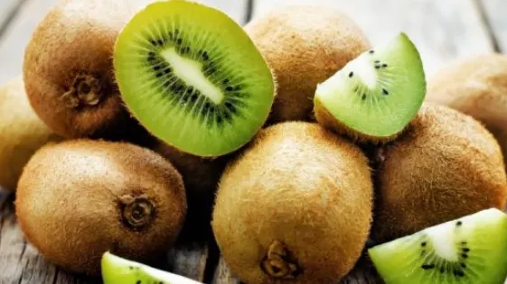 Foarte puțină lume știe ce se întâmplă dacă înghiți coaja de kiwi - Răspunsul specialiștilor e fabulos