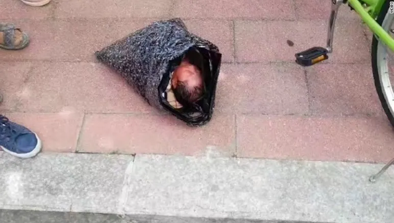 Șocant! O mamă și-a trimis fetița la orfelinat prin curier