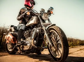 Încă un MOTIV pentru SUSPENDAREA permisului la MOTOCICLIŞTI