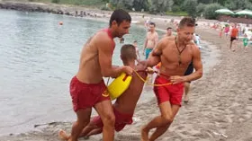 Primele incidente de pe litoral: adolescent, salvat de la înec, la Mamaia