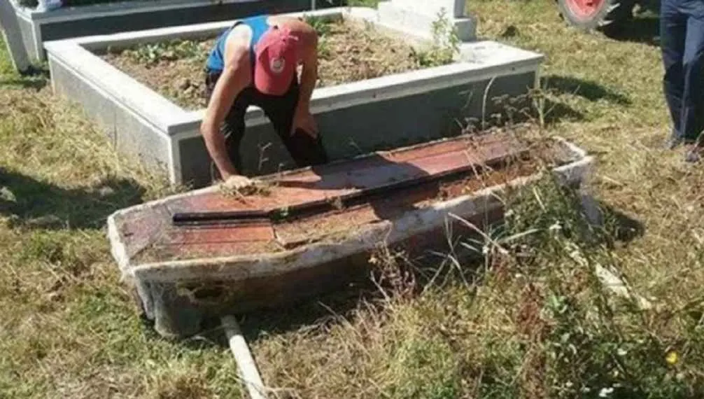 Și-a înmormântat copilul, dar l-a dezgropat pentru autopsie. Când a deschis sicriul a avut un ȘOC