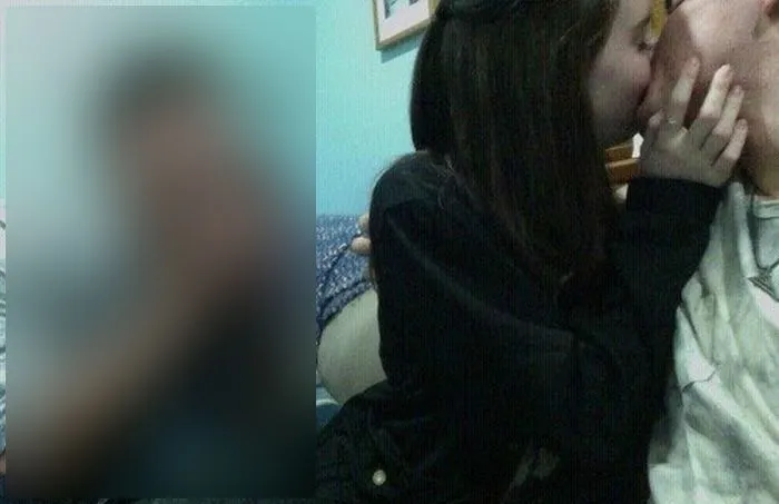 Poza care te lasă fără cuvinte. Ce se întâmplă în spatele celor 2 îndrăgostiți