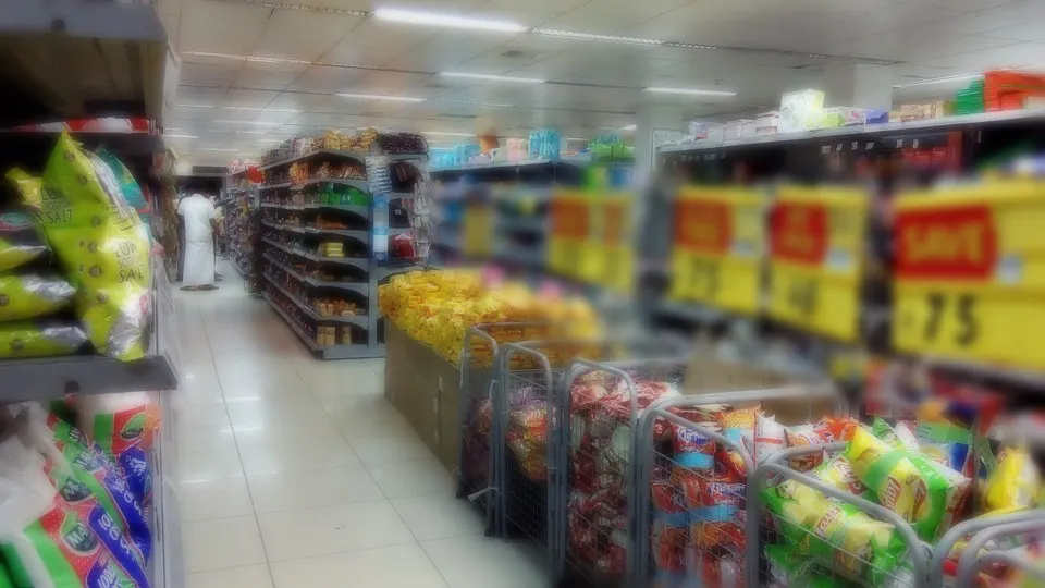 Ce a păţit un bărbat ÎNCHIS peste noapte într-un supermarket. Dimineaţa a fost arestat