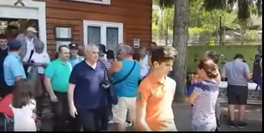 Tăriceanu, huiduit de vizitatorii Muzeului Roșiamin pentru că sărit rândul(VIDEO)
