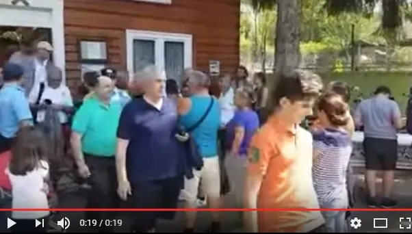 Tăriceanu sare din nou peste rând. Scandal după ce a intrat în faţă la un muzeu