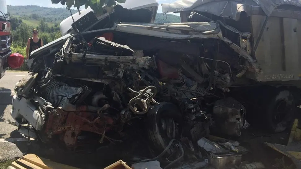 Doi oameni au murit, după ce un TIR a intrat într-o macara. Traficul a fost reluat pe DN 67