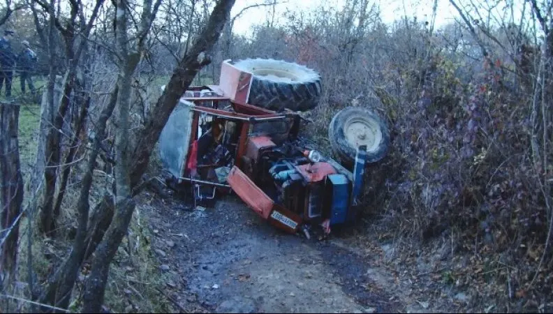 Accident cumplit, în Buzău! Un bărbat a murit după ce s-a răsturnat cu tractorul 