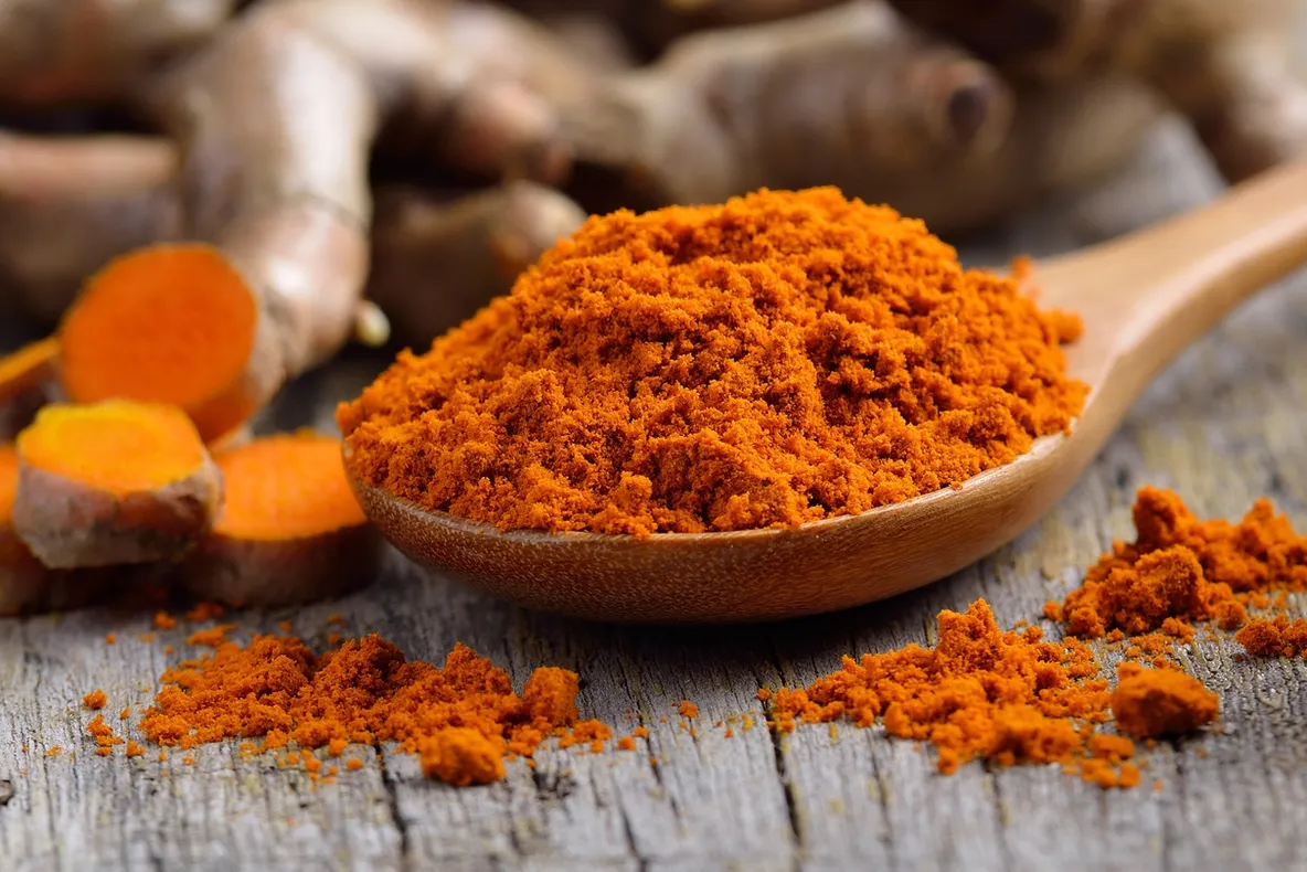 De ce este bine să bei în fiecare dimineață apă caldă cu turmeric? Organismul se transformă rapid!