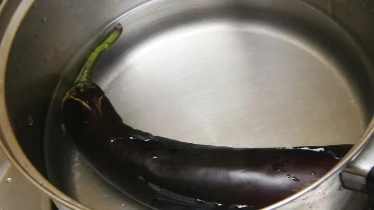 A fiert o vânătă, apoi a băut zeama. Efectele au fost peşte aşteptările ei