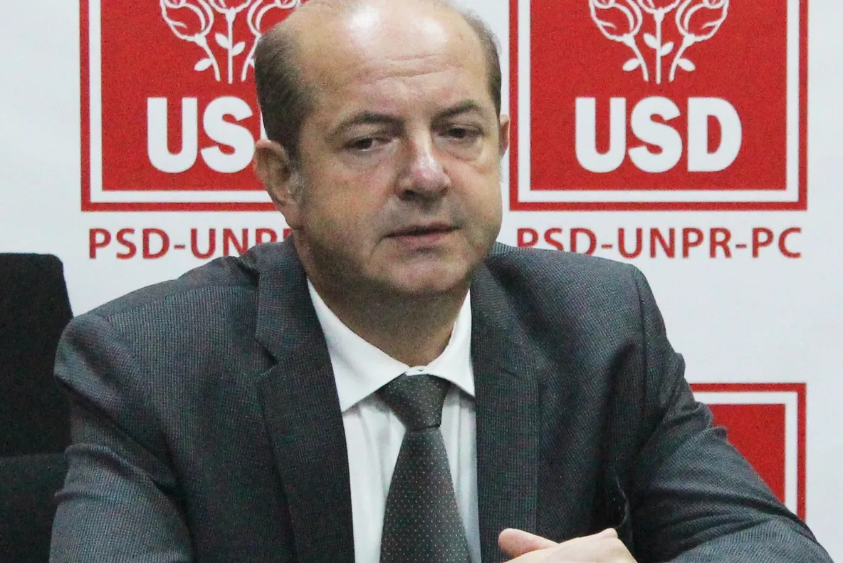 Primarul Alexandriei şi-a dublat salariul, câştigă cât Iohannis. Angajaţii, evaluaţi pentru mărire