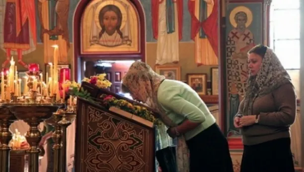 Ce boli poţi lua dacă pupi icoanele