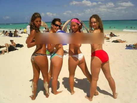Ultimul week-end la mare: au mers pe plajă la nudişti şi s-au dezbrăcat de costumele de baie
