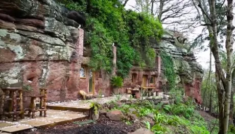 Omul Cavernelor a construit casa într-o peşteră veche de 700 ani şi s-a mutat definitiv acolo
