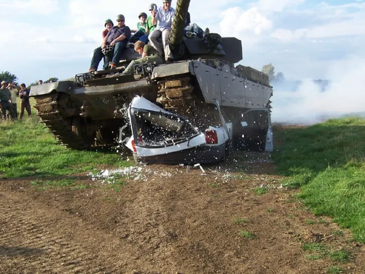 A luat de pe e-bay un TANC folosit în Războiul din Golf.Uluitor ce a găsit în rezervor.S-a îmbogăţit