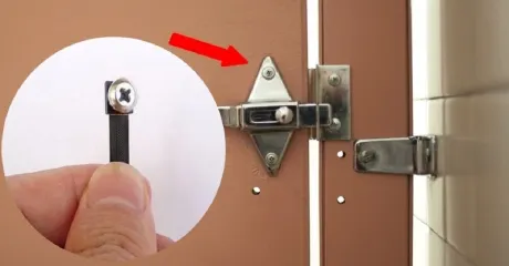 Dacă vezi astfel de șuruburi într-o toaletă publică, pleacă imediat! E mai rău decât crezi