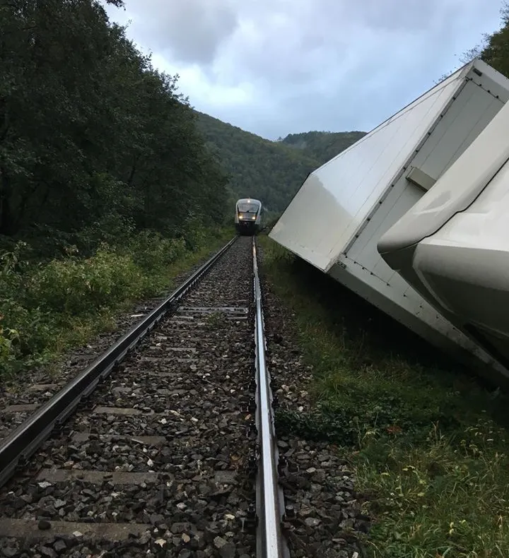 GALERIE FOTO. Trenuri blocate din cauza unui TIR. Anunţul CFR Infrastructură