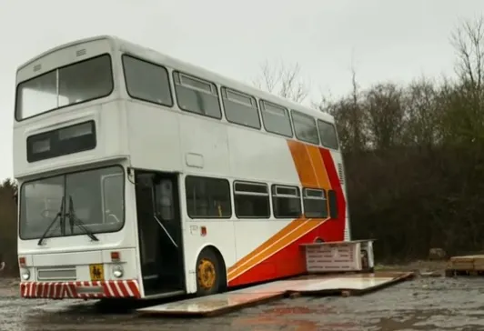 A cumpărat o rablă de autobuz şi l-a renovat. Acum, e de nerecunoscut. E o vilă luxoasă pe roţi