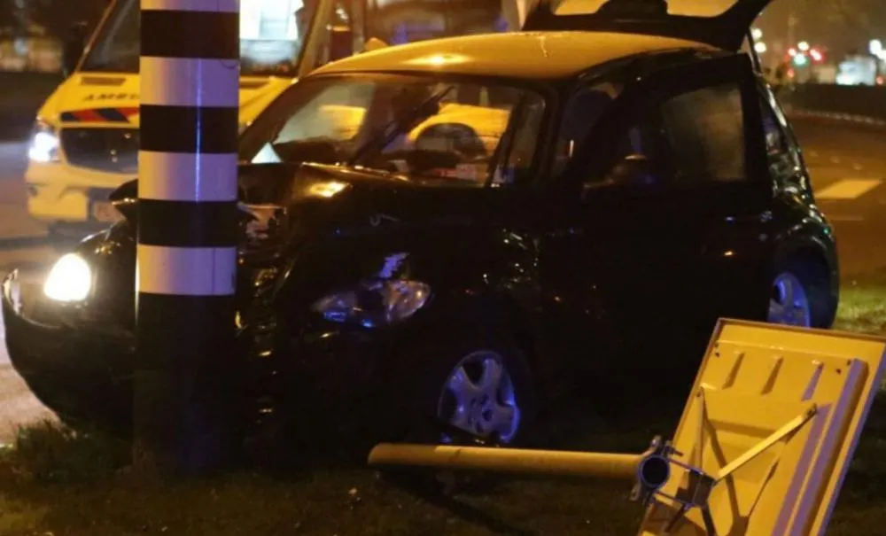 Fotbalist foarte important, rănit într-un accident de maşină. Autoturismul e daună totală