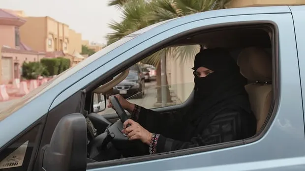 Decizie istorică în Arabia Saudită: femeile au voie să conducă maşina