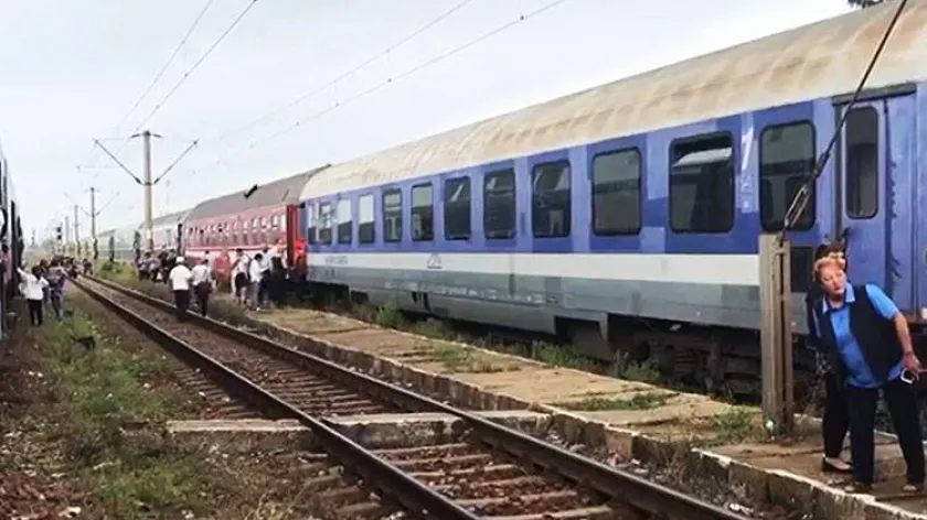Bărbat grav rănit de o locomotivă, după ce a traversat calea ferată printr-o zonă interzisă