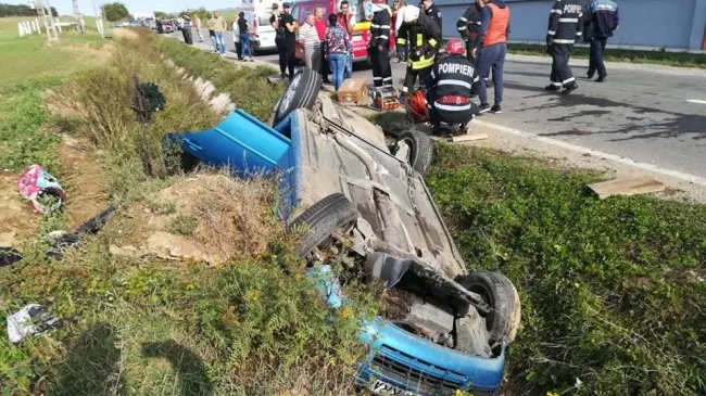 Accident sângeros provocat de un bărbat fără permis de conducere: 3 răniți