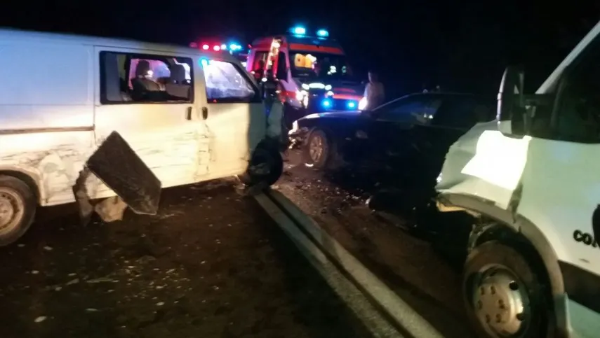 Accident cumplit pe DN22. Trei maşini, implicate